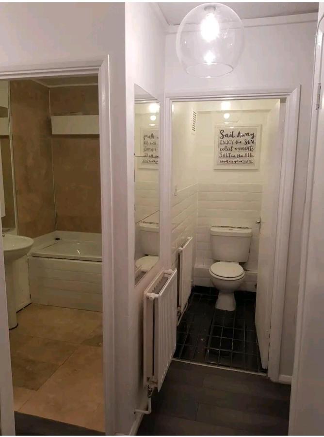 R1 Superking Sized Bed & 65" Tv On The Wall In Clapham Apartamento Londres Exterior foto