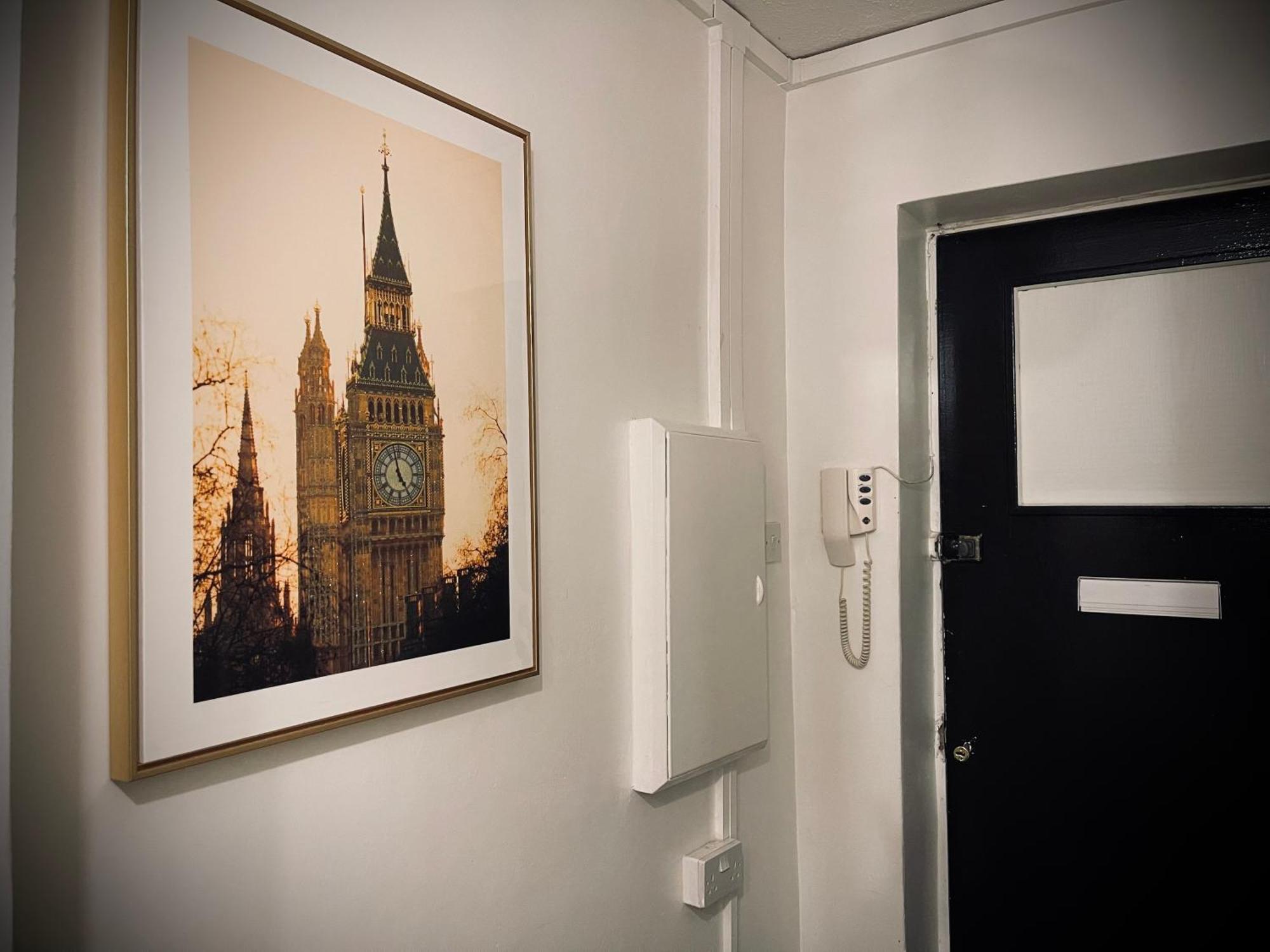 R1 Superking Sized Bed & 65" Tv On The Wall In Clapham Apartamento Londres Exterior foto