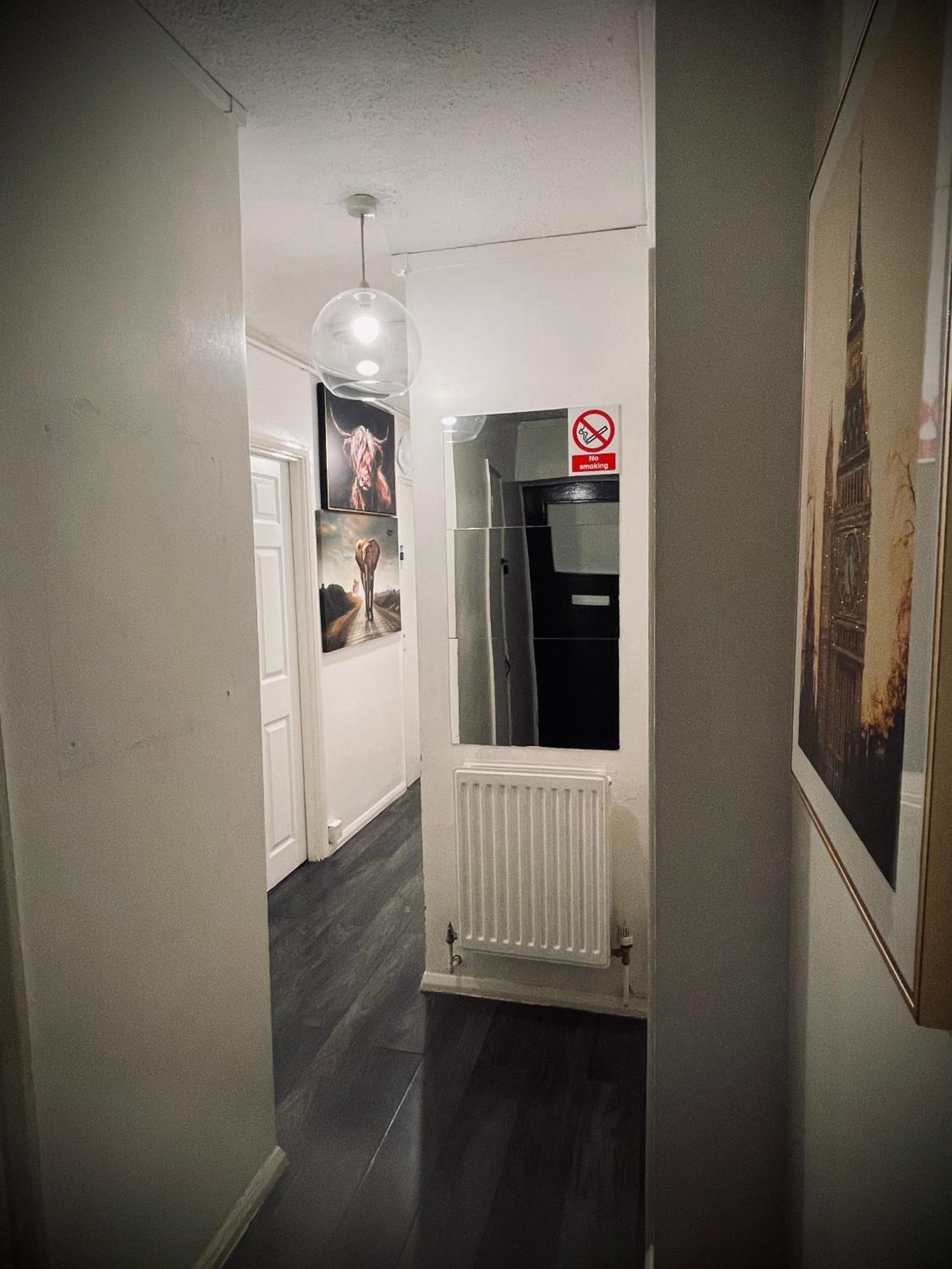 R1 Superking Sized Bed & 65" Tv On The Wall In Clapham Apartamento Londres Exterior foto